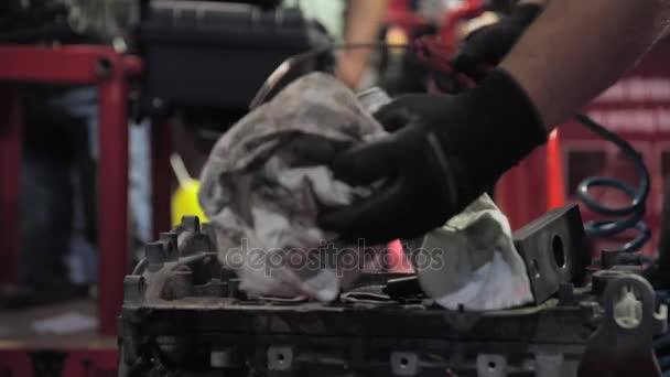 Handen van werknemer een motor repareren — Stockvideo