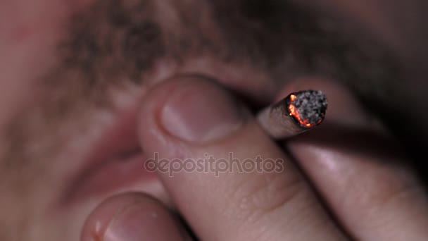 Homem fumando cigarro close-up imagens — Vídeo de Stock