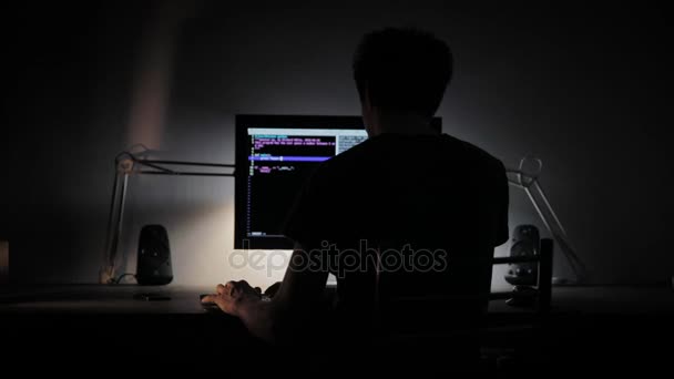 Muž pracuje na počítače v noci — Stock video