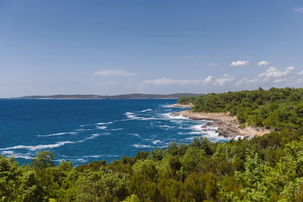 Βραχώδη ακτή της Αδριατικής θάλασσας μετά από καταιγίδα — Φωτογραφία Αρχείου