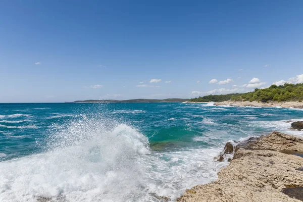 Rotsachtige kust van de Adriatische zee na storm — Stockfoto