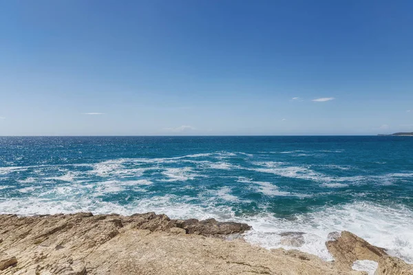 Скалистый берег Адриатического моря после шторма — стоковое фото