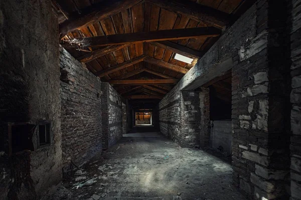 放棄された建物で不気味な屋根裏部屋インテリア — ストック写真