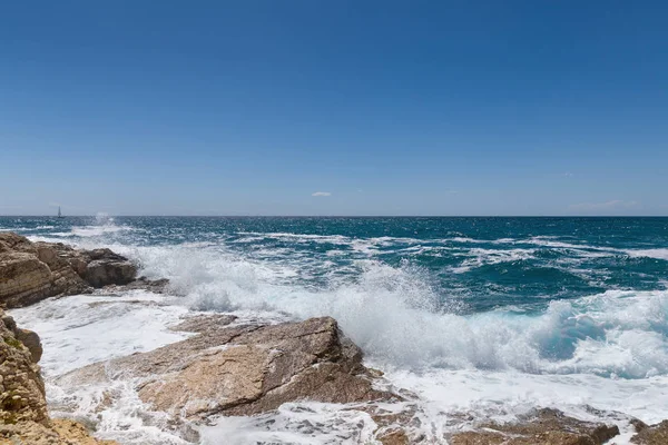 Rotsachtige kust van de Adriatische zee na storm — Stockfoto