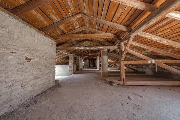 Griezelig zolder interieur op verlaten gebouw — Stockfoto