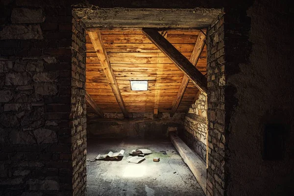 Interior de sótão assustador em prédio abandonado — Fotografia de Stock