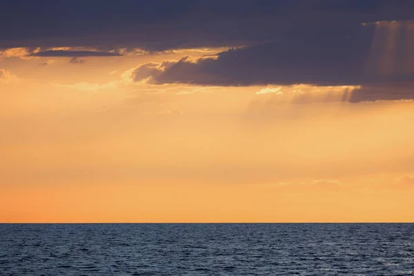 Beau coucher de soleil à la mer — Photo