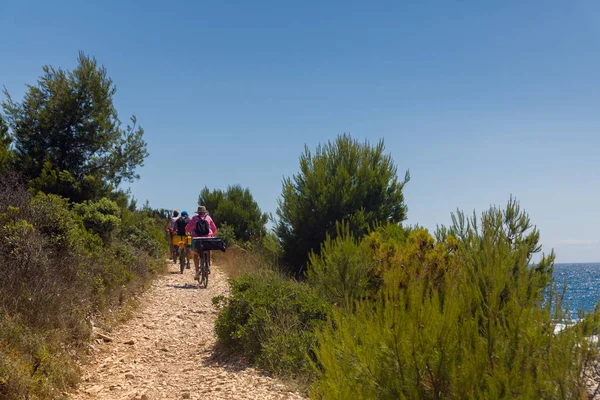 Passeio de bicicleta na croácia perto do mar — Fotografia de Stock