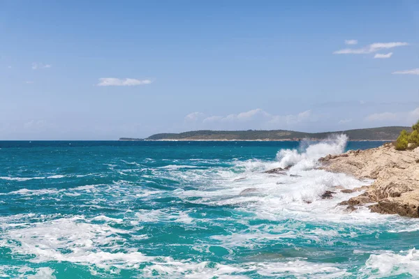 Скалистый берег Адриатического моря после шторма — стоковое фото