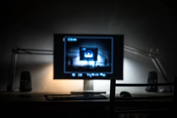 Büyük bilgisayar ekran karanlık odada — Stok fotoğraf