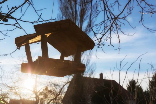 Casa de madera para que los pájaros la alimenten —  Fotos de Stock