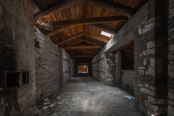 Intérieur du grenier effrayant dans un bâtiment abandonné — Photo