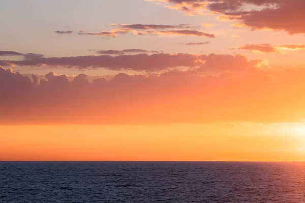 Beau coucher de soleil à la mer — Photo