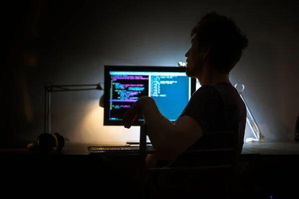 Großes Computerdisplay im dunklen Raum — Stockfoto
