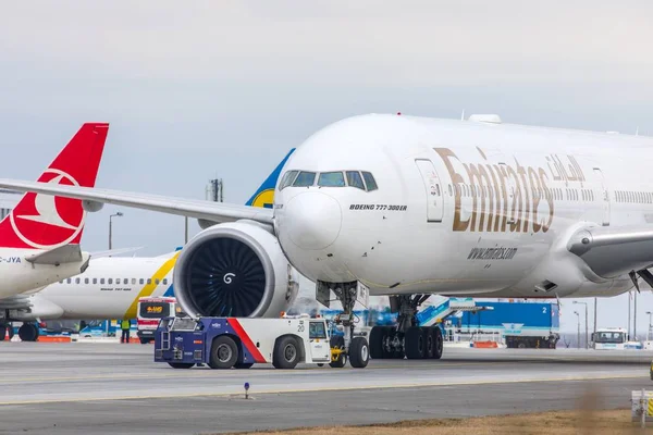 Budapest, HONGRIE - 11 mars 2018, usage éditorial uniquement : Décollage du Boeing 777-300 ER d'Emirates Emirates est la plus grande compagnie aérienne du Moyen-Orient — Photo