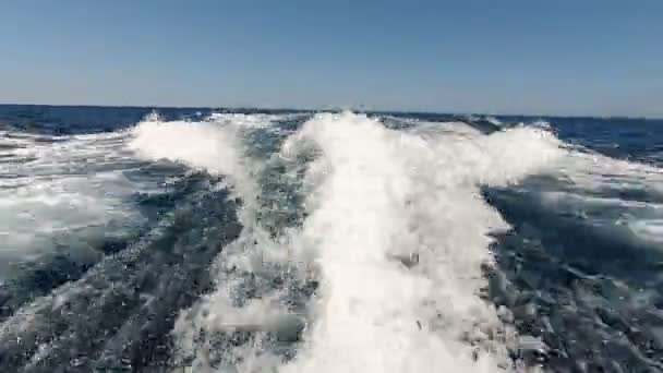 Salpicar agua de un barco a motor como material de fondo — Vídeo de stock