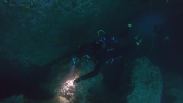 Foorage submarino de buzos en el agua — Vídeo de stock