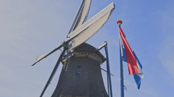 Hollanda 'da yel değirmenleri yakın çekim görüntüleri — Stok video