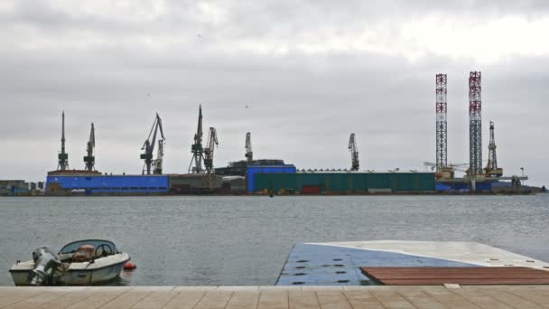 Duża stocznia z daleka z wysokimi żurawiwami — Wideo stockowe