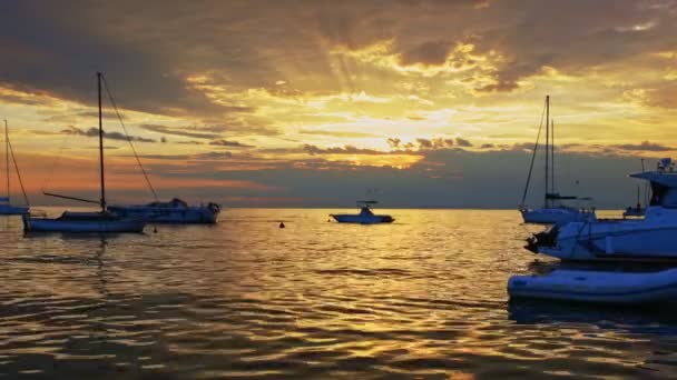 Nádherný západ slunce nad malou zátokou s loděmi — Stock video