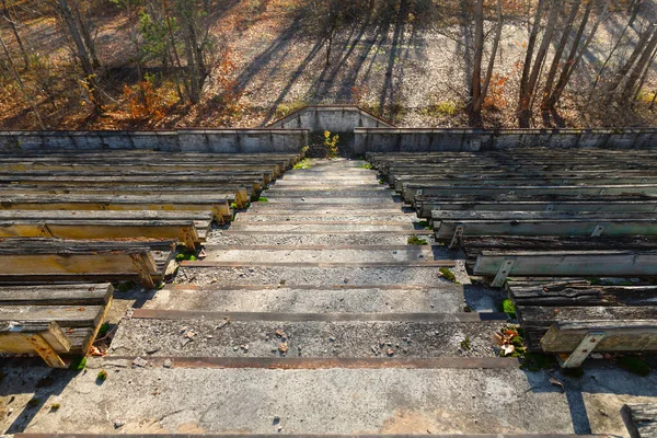 Ingår i den övergivna stadion i spökstaden — Stockfoto