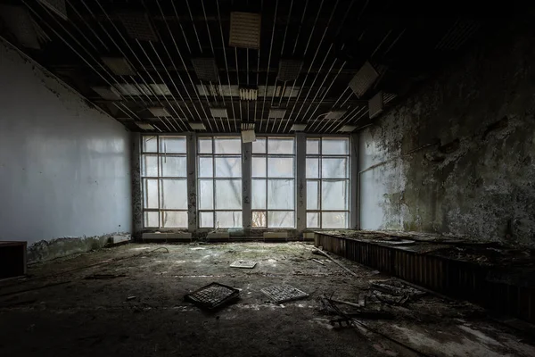 Grandes janelas quebradas de edifício abandonado — Fotografia de Stock