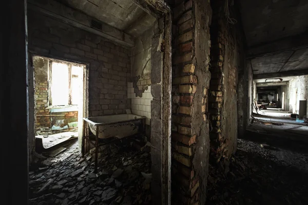 Corredor abandonado no ângulo do hospital tiro — Fotografia de Stock