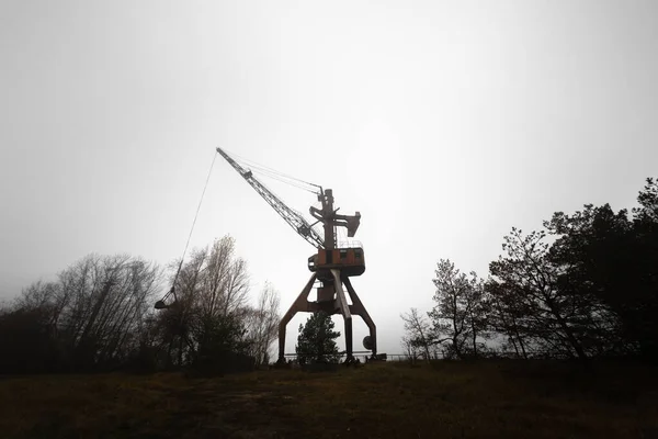 Roestige oude industriële havenkranen bij industrieel dok — Stockfoto