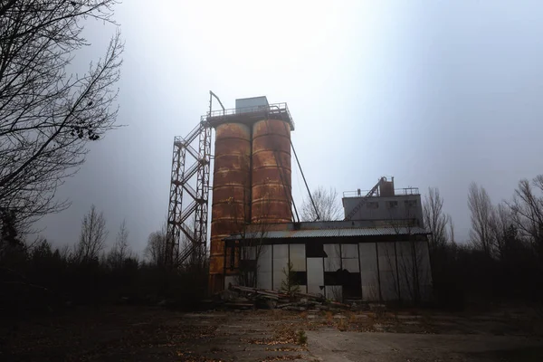 Elhagyott cement gyár közelében csernobili atomerőmű — Stock Fotó