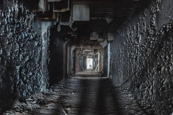 Corridor abandonné dans la zone d'exclusion de Pripyat Tchernobyl 2019 — Photo