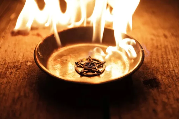Antiguo pentagrama ardiendo en llamas —  Fotos de Stock