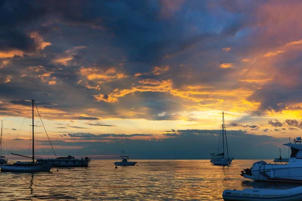 Pôr do sol na marina barco com céu dramático — Fotografia de Stock