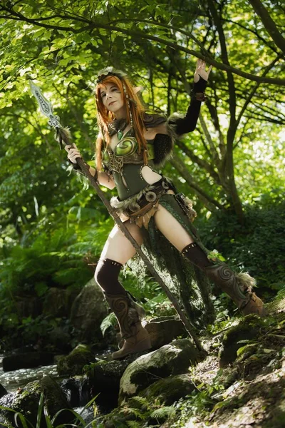 Elven prajurit wanita di hutan dalam — Stok Foto