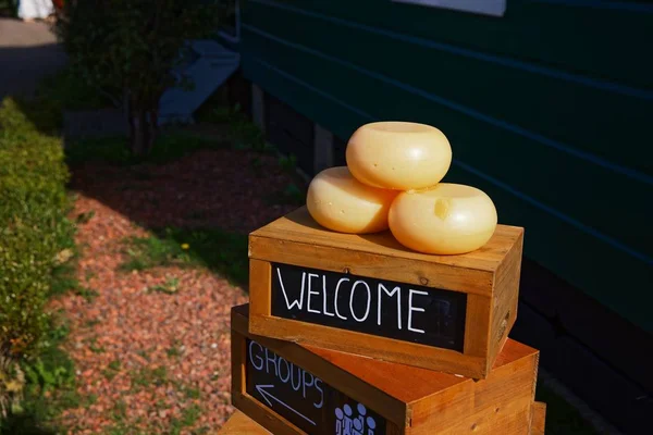 Wlcome sign at the cheese market — Stock Photo, Image