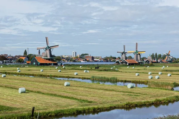 Niederländische Windmühlen in niederländischen Nahaufnahmen — Stockfoto