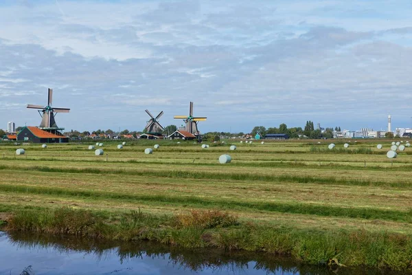 Nizozemské větrné mlýny v Nizozemsku detailní záběry — Stock fotografie