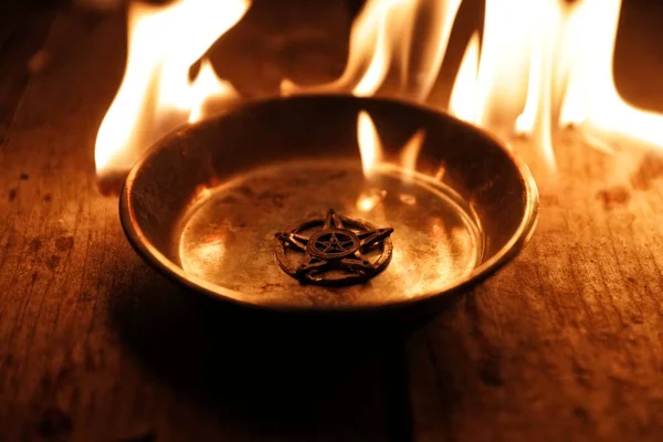 Vecchio pentagramma in fiamme — Foto Stock