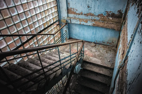 Ángulo de escalera abandonado disparado en corredor dañado —  Fotos de Stock