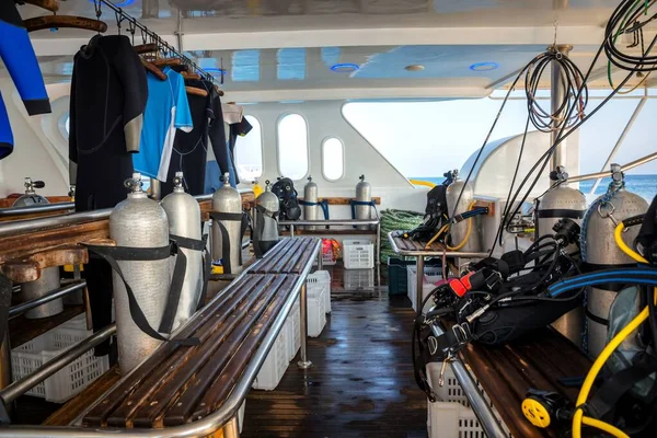Подводное снаряжение на сушке лодки — стоковое фото