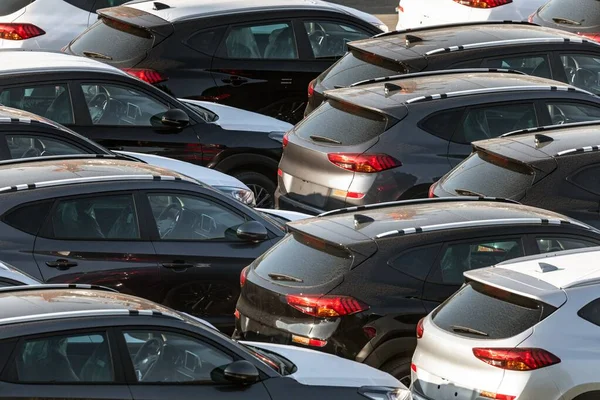 Un sacco di automobili trasportate al luogo di scambio — Foto Stock