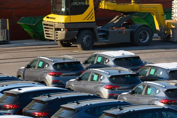 Lote de carros sendo transportados para o local de comércio — Fotografia de Stock