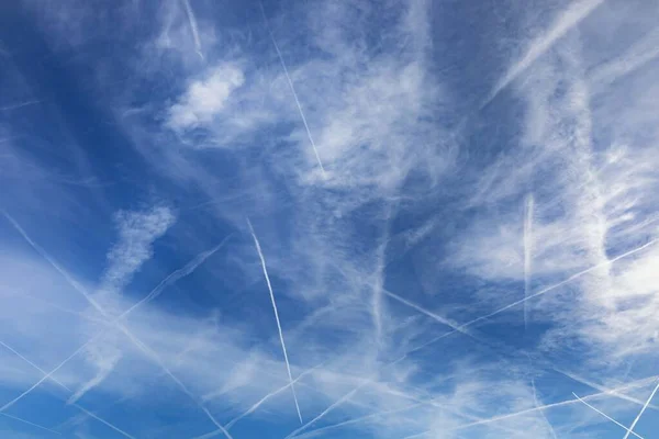 Chemtrails over de blauwe lucht — Stockfoto