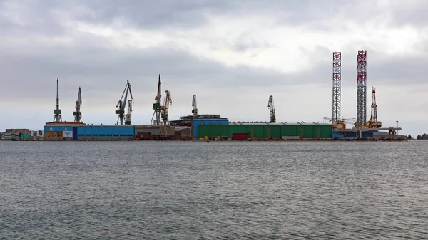 Large shipyard near the coast — Stock Photo, Image