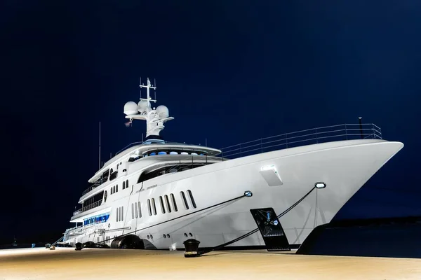 The large white yacht in the port — Stock Photo, Image