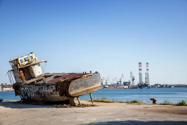 Velho naufrágio no porto — Fotografia de Stock