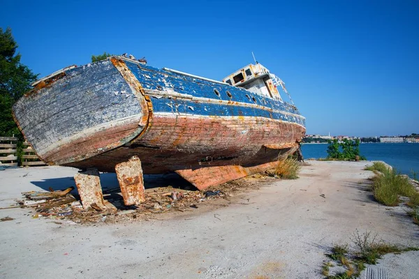 Starý vrak lodi v přístavu — Stock fotografie