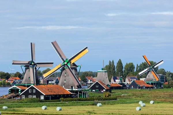 Nizozemské větrné mlýny v Nizozemsku detailní záběry — Stock fotografie