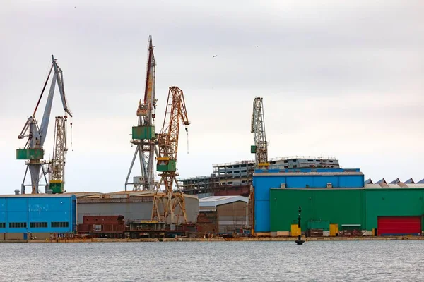 海岸附近的大型造船厂 — 图库照片