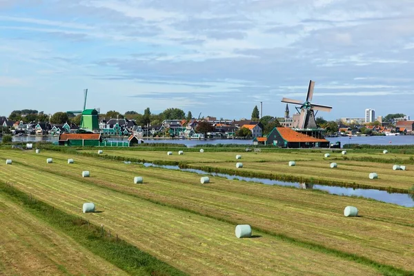 Niederländische Windmühlen in niederländischen Nahaufnahmen — Stockfoto