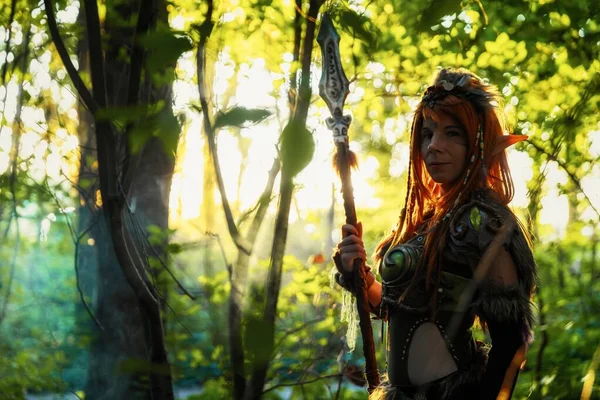 Mulher guerreira elfos na floresta profunda — Fotografia de Stock